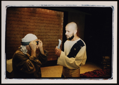 صورة لسليم ضو وممثل آخر خلال أدائهما لأحد مشاهد مسرحية حلاق بغداد أثناء عرضها أمام الجمهور