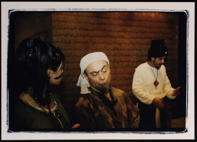 مشهد من مشاهد مسرحية حلاق بغداد، خلال عرضها عام 2002	
