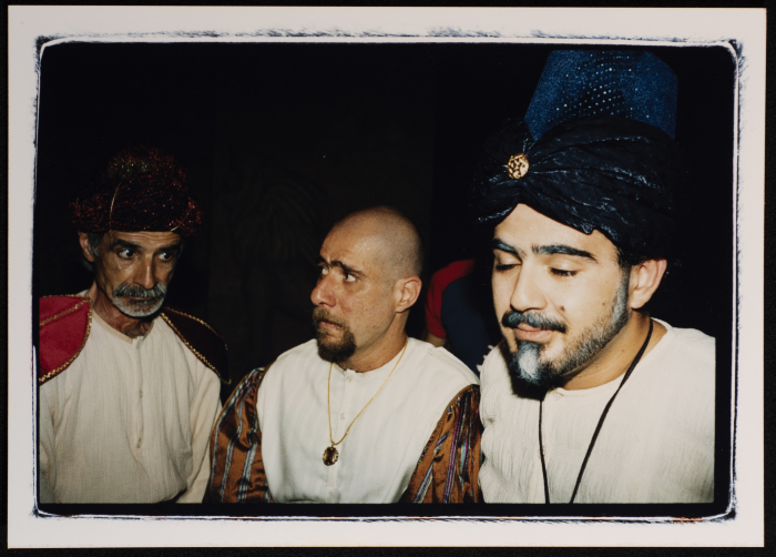 صورة لهشام سليمان وممثلين آخرين  خلال أدائهم لأحد مشاهد مسرحية حلاق بغداد أثناء عرضها أمام الجمهور