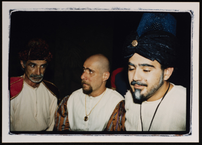 صورة لهشام سليمان وممثلين آخرين  خلال أدائهم لأحد مشاهد مسرحية حلاق بغداد أثناء عرضها أمام الجمهور