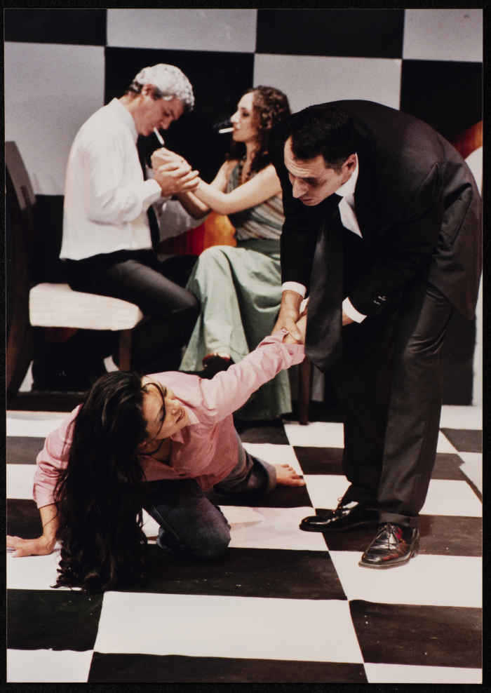 مشهد جماعي لأبطال مسرحية بياض العينين خلال عرضها أمام الجمهور عام 2005