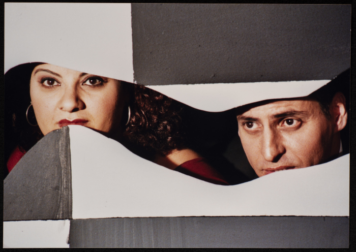 مشهد لنسرين فاعور وجواد عبد الغني خلال عرض مسرحية بياض العينين أمام الجمهور