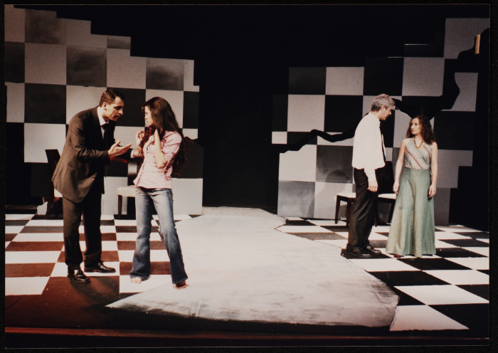 مشهد جماعي لأبطال مسرحية بياض العينين خلال عرضها أمام الجمهور عام 2005