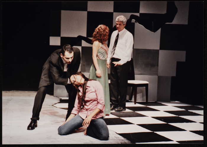 مشهد جماعي لأبطال مسرحية بياض العينين خلال عرضها أمام الجمهور عام 2005