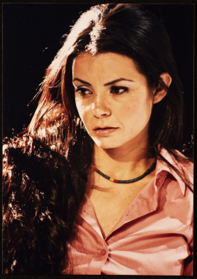 آمال قيس خلال عرض مسرحية بياض العينين، انتاج مسرح الميدان عام 2005