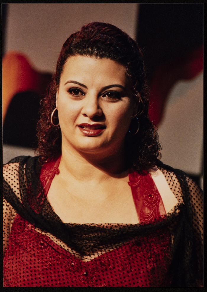 نسرين فاعور خلال عرض مسرحية بياض العينين أمام الجمهور، عام 2005