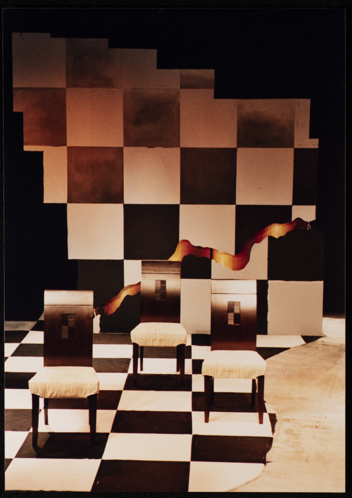 لقطة لشكل خشبة المسرح الذي أقيمت عليه مسرحية بياض العينين، لمسرح الميدان 2005	
