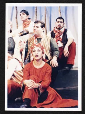 لقطة جماعية للفنانين الاستعراضيين خلال عرض غنايئة 