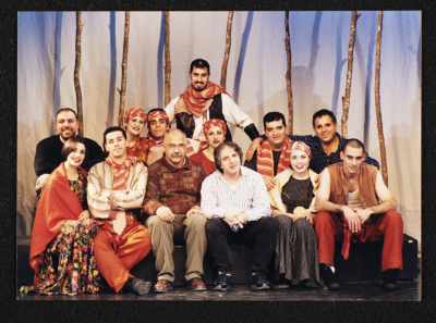 لقطة جماعية للفنانين الاستعراضيين خلال عرض غنايئة 