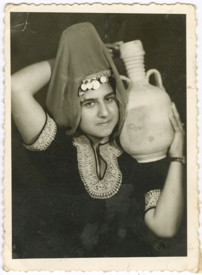 امرأة من عائلة أبو أسعد