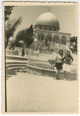 A girl from the Naamna family with her friend in front of the Al-Aqsa Mosque