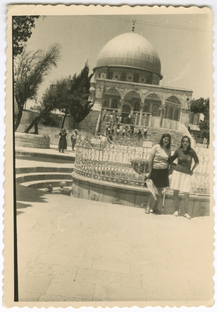 A girl from the Naamna family with her friend in front of the Al-Aqsa Mosque