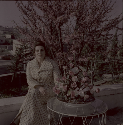 صورة لنهيل بشارة على شرفة منزلها، الشياح، القدس، 1960-69 