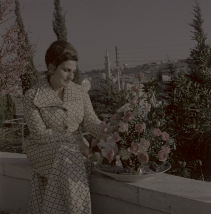 صورة لنهيل بشارة على شرفة منزلها، الشياح، القدس، 1960-69 