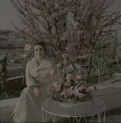 صورة لنهيل بشارة على شرفة منزلها، الشياح، القدس، 1960-69 