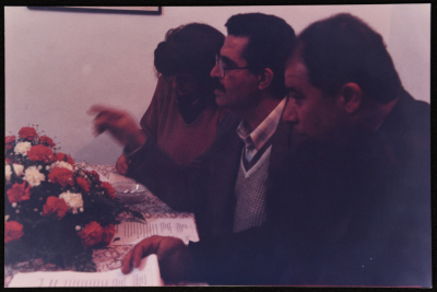 صورةٌ مِن لقاءِ مجموعةِ نساءٍ مع ياسر عبد ربّه، الأمين العامِ لحزبِ فدا، 1990-99