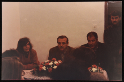 صورةٌ مِن لقاءِ مجموعةِ نساءٍ مع ياسر عبد ربّه، الأمين العامِ لحزبِ فدا، 1990-99