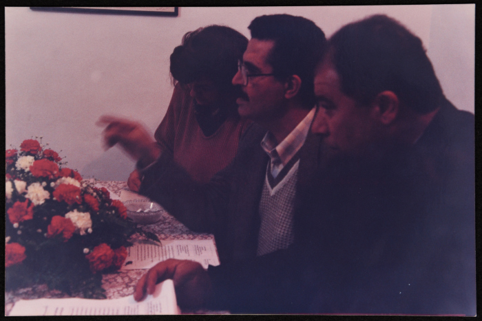 صورةٌ مِن لقاءِ مجموعةِ نساءٍ مع ياسر عبد ربّه، الأمين العامِ لحزبِ فدا، 1990-99