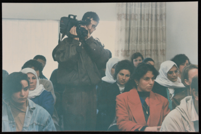 صورةٌ مِن لقاءِ مجموعةِ نساءٍ مع ياسر عبد ربّه، الأمين العامِ لحزبِ فدا، 1990-99