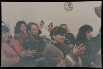 صورةٌ مِن لقاءِ مجموعةِ نساءٍ مع ياسر عبد ربّه، الأمين العامِ لحزبِ فدا، 1990-99