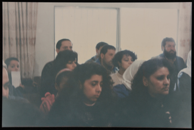 صورةٌ مِن لقاءِ مجموعةِ نساءٍ مع ياسر عبد ربّه، الأمين العامِ لحزبِ فدا، 1990-99