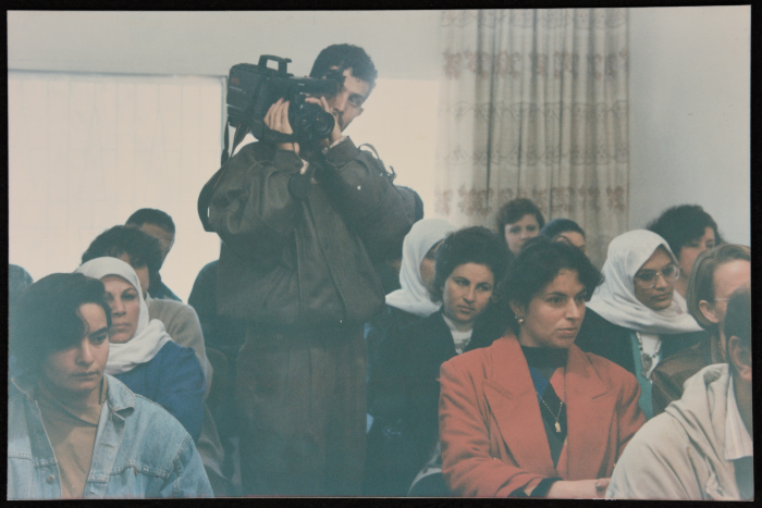 صورةٌ مِن لقاءِ مجموعةِ نساءٍ مع ياسر عبد ربّه، الأمين العامِ لحزبِ فدا، 1990-99