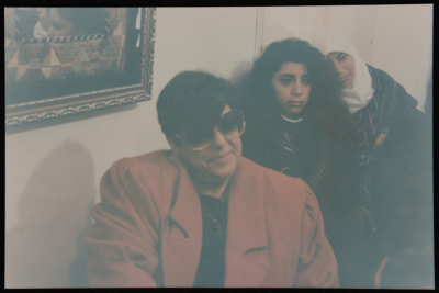 صورةٌ مِن لقاءِ مجموعةِ نساءٍ مع ياسر عبد ربّه، الأمين العامِ لحزبِ فدا، 1990-99