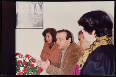 صورةٌ مِن لقاءِ مجموعةِ نساءٍ مع ياسر عبد ربّه، الأمين العامِ لحزبِ فدا، 1990-99