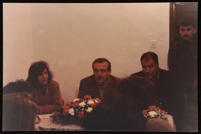 صورةٌ مِن لقاءِ مجموعةِ نساءٍ مع ياسر عبد ربّه، الأمين العامِ لحزبِ فدا، 1990-99