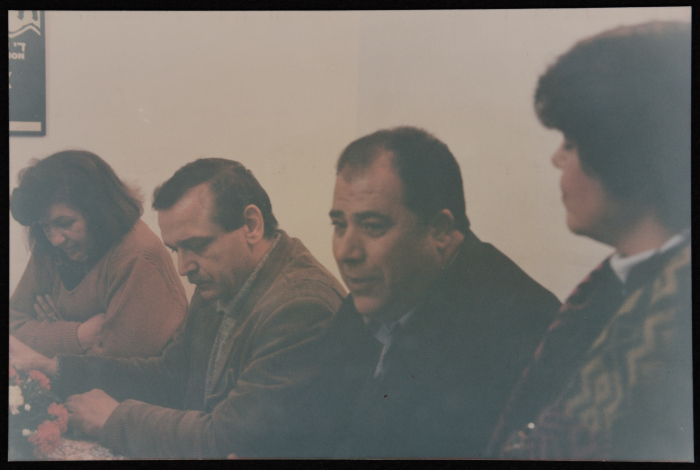 صورةٌ مِن لقاءِ مجموعةِ نساءٍ مع ياسر عبد ربّه، الأمين العامِ لحزبِ فدا، 1990-99