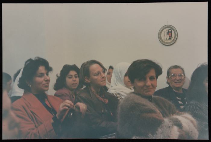 صورةٌ مِن لقاءِ مجموعةِ نساءٍ مع ياسر عبد ربّه، الأمين العامِ لحزبِ فدا، 1990-99