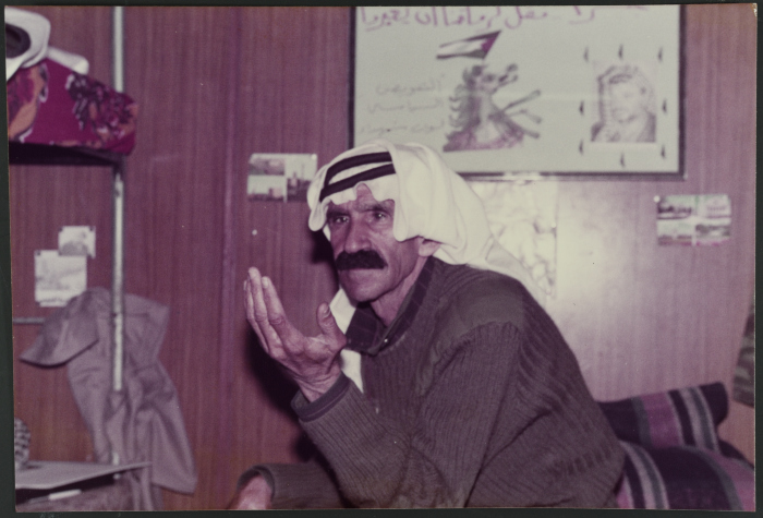 رجل يرتدي الحطة والعقال