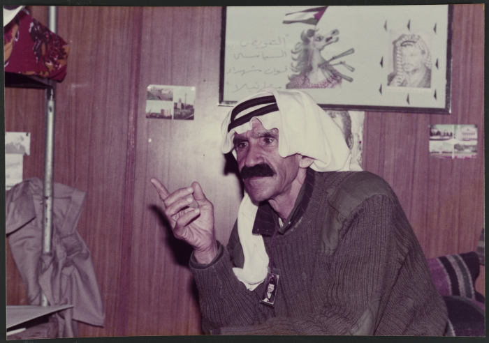 رجل يرتدي الحطة والعقال
