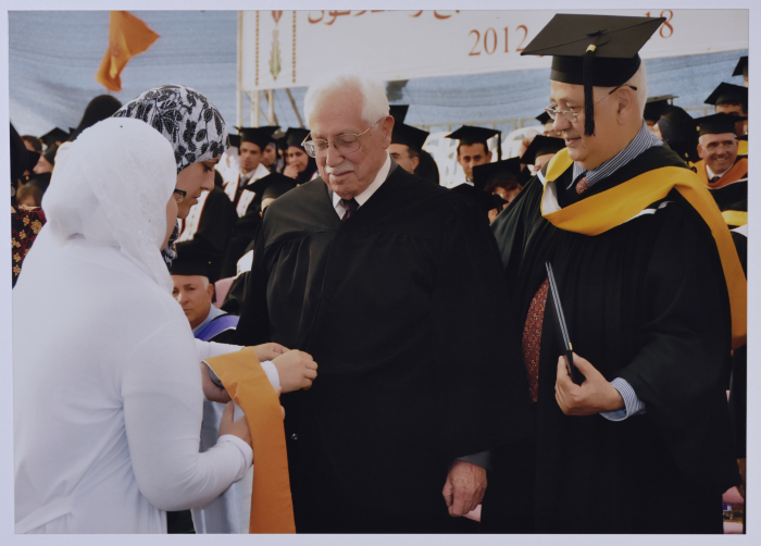 صورمنح السيد ابراهيم الدقاق منصب الدكتوراة الفخرية في التنمية المجتمعية من جامعة بيرزيت خلال حفل التخرج السنوي السابع والثلاثين 