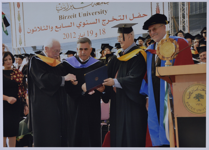 صورمنح السيد ابراهيم الدقاق منصب الدكتوراة الفخرية في التنمية المجتمعية من جامعة بيرزيت خلال حفل التخرج السنوي السابع والثلاثين   