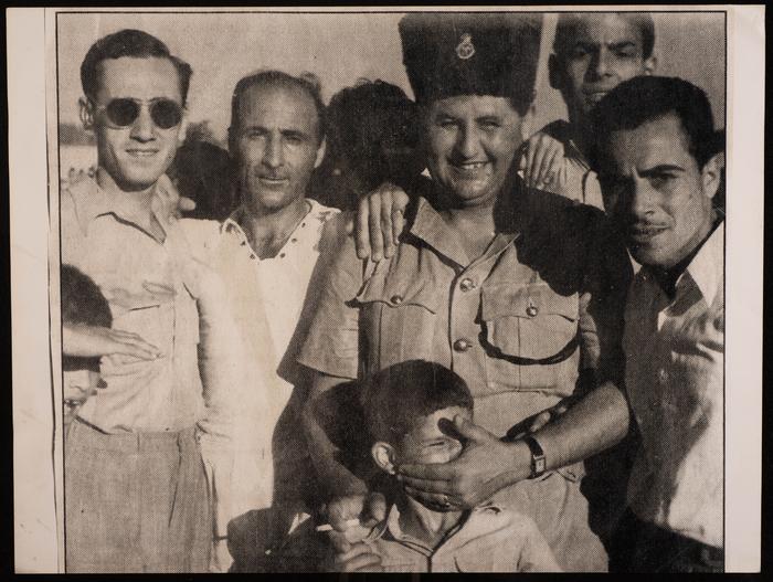 صورة جماعية لسعادة الجلاد وحوله مجموعة أشخاص