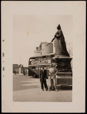 صورة جماعية لزملاء فاطمة المحب، لندن، 1955