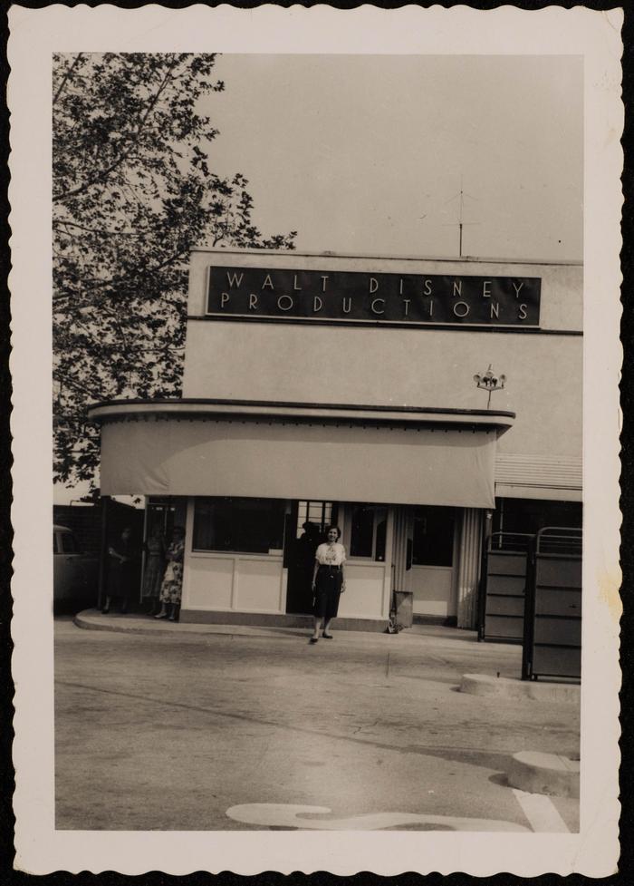 صورة شخصية لفاطمة المحب أمام ديزني، أمريكا