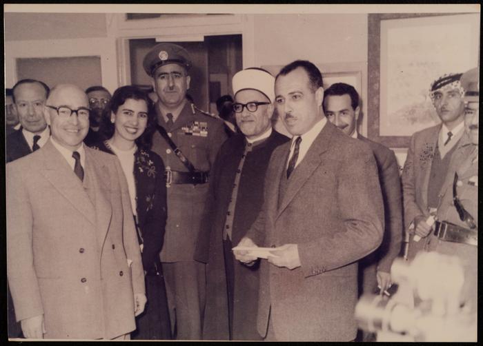 صورة جماعية لفاطمة المحب برفقة شخصيات عامة