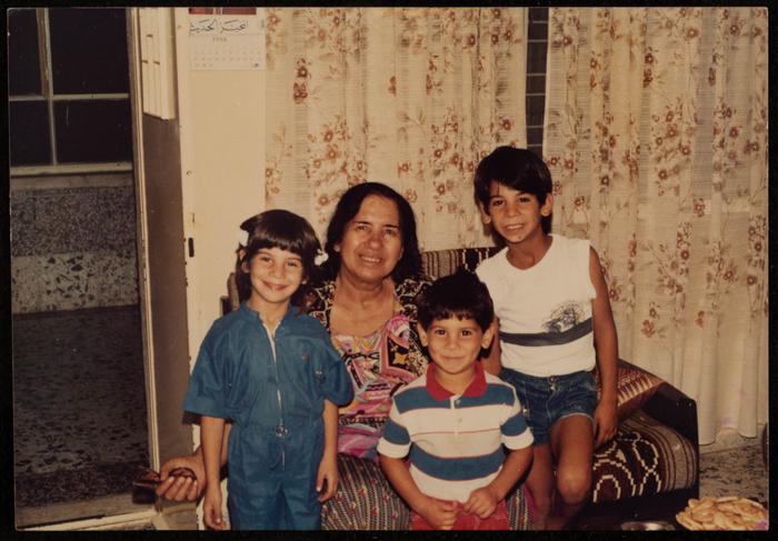 صورة جماعية لفاطمة المحب برفقة أطفال