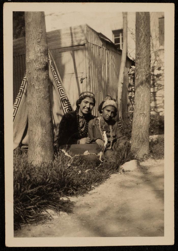 صورة جماعية لفتاتين غير معروفات