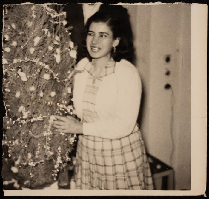 صورة شخصية لفاطمة المحب بجانب شجرة عيد الميلاد