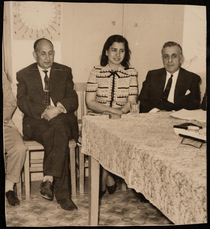 صورة جماعية لفاطمة المحب برفقة شخصيات اعتبارية