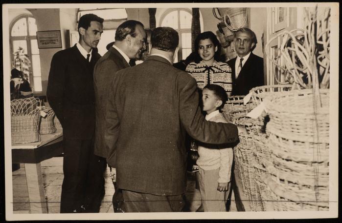 صورة جماعية في معرض وسائل الإيضاح