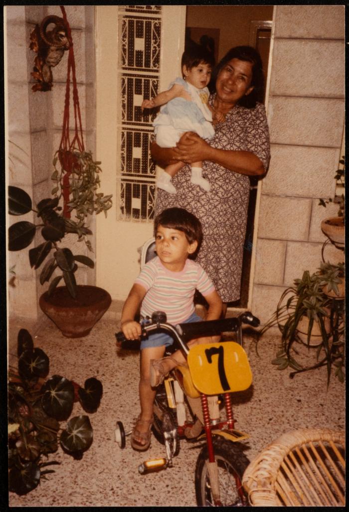 صورة جماعية لفاطمة المحب وطفلين