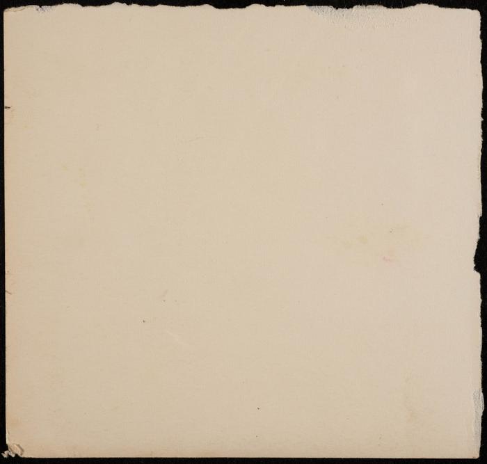 صورة شخصية لفاطمة المحب بجانب شجرة عيد الميلاد