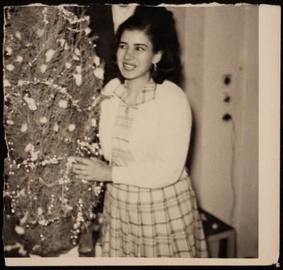 صورة شخصية لفاطمة المحب بجانب شجرة عيد الميلاد