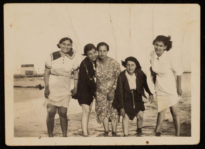 صورة جماعية لفتيات غير معروفات