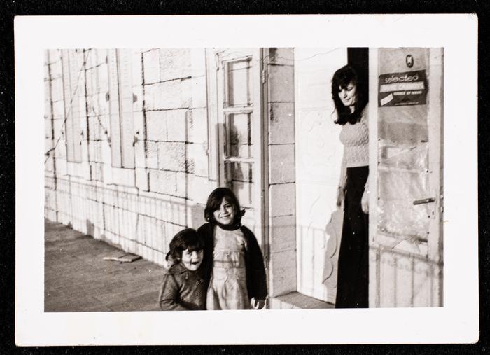 سهيلة القرع والطفلة إلهام البغدادي، حي القديرة، 1968