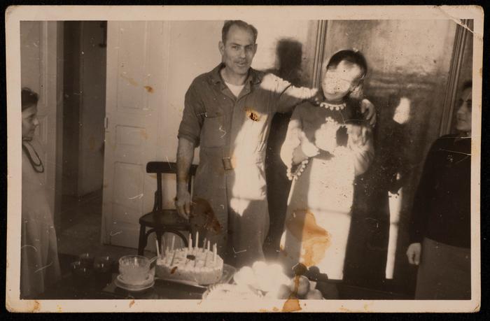 سهام البغدادي مع والديها في حفلة عيد ميلادها، رام الله